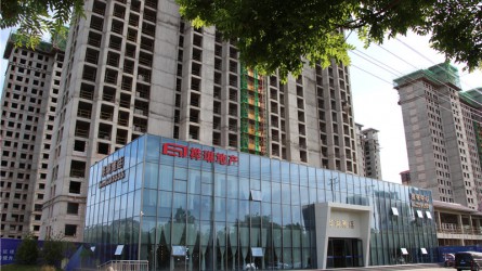 為家鄉(xiāng)臨洮的經(jīng)濟(jì)發(fā)展、城市建設(shè)增磚添瓦