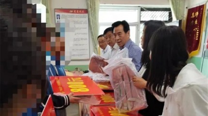  “99公益日-春蕾計(jì)劃她們想上學(xué)”募捐資金發(fā)放暨關(guān)愛(ài)活動(dòng)儀式在辛店中學(xué)舉行