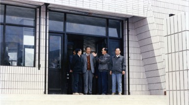  1992年9月30日，時任我省省長賈志杰、副省長李萍、定西地委書記張國維、臨洮縣副縣長魏家農(nóng)視察巍雅斯總部.